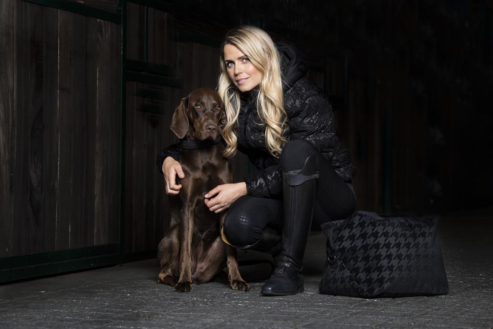Preview: Eskadron ESSENCE Hundebett " VELVET STAMP " black mit Hahnentritt - Optik